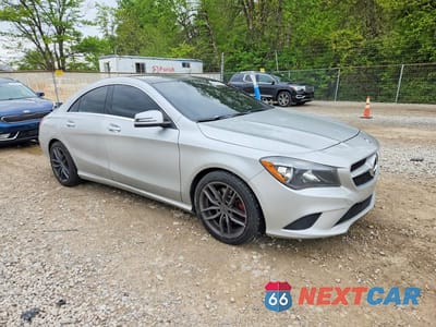 Czwarte zdjęcie samochodu z boku: 2014 MERCEDES-BENZ CLA 250 VIN:WDDSJ4EB3EN031573 - miniatura