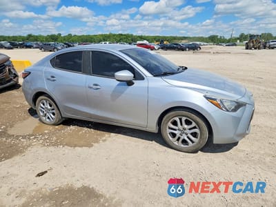 Czwarte zdjęcie samochodu z boku: 2018 TOYOTA YARIS IA BASE VIN:3MYDLBYV6JY321621 - miniatura