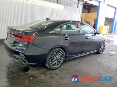 Trzecie zdjęcie samochodu z tyłu: 2022 KIA FORTE GT LINE VIN:3KPF54AD5NE490261 - miniatura