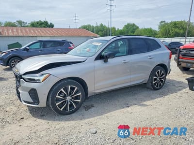 2025 VOLVO XC60 PLUS YV4M12RCXS1135455 - główne zdjęcie licytacji z USA - miniatura
