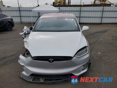 Piąte zdjęcie samochodu w środku: 2016 TESLA MODEL X VIN:5YJXCBE2XGF001518 - miniatura