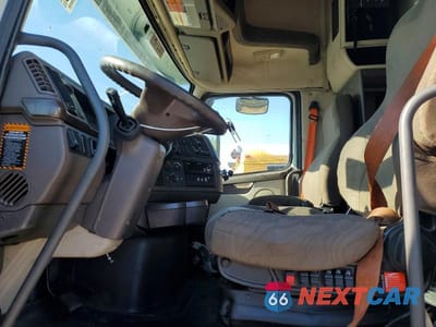 Piąte zdjęcie samochodu w środku: 2018 VOLVO VNL SEMI TRUCK VIN:4V4NC9EH4JN996038 - miniatura