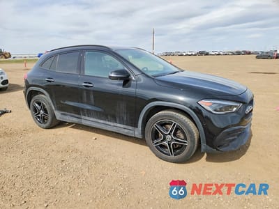 Czwarte zdjęcie samochodu z boku: 2023 MERCEDES-BENZ GLA250 4DR AWD VIN:W1N4N4HB7PJ528065 - miniatura