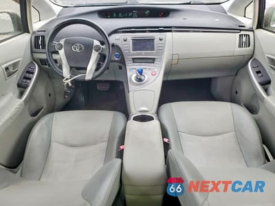 Zdjęcie 8 z 12 samochodu: 2012 TOYOTA PRIUS FOUR VIN:JTDKN3DU3C1513511 - miniatura