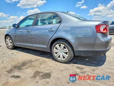Drugie zdjęcie samochodu z przodu: 2010 VOLKSWAGEN JETTA S VIN:3VWJX7AJ9AM102537 - miniatura