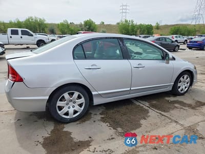 Trzecie zdjęcie samochodu z tyłu: 2008 HONDA CIVIC LX VIN:1HGFA16528L000562 - miniatura
