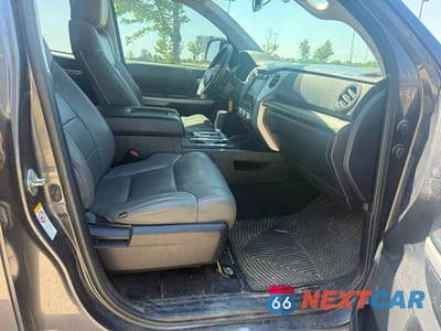 Piąte zdjęcie samochodu w środku: 2019 TOYOTA TUNDRA SR5 VIN:5TFUW5F16KX785101 - miniatura