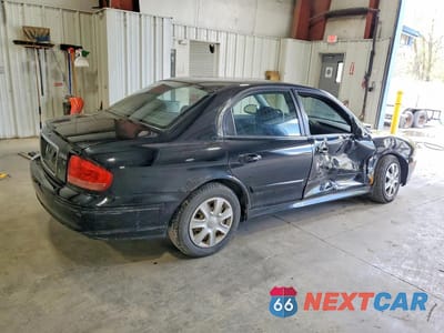 Trzecie zdjęcie samochodu z tyłu: 2003 HYUNDAI SONATA GL VIN:KMHWF25H33A856227 - miniatura