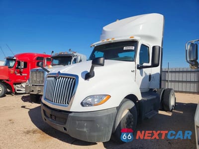 Drugie zdjęcie samochodu z przodu: 2018 INTERNATIONAL LT625 SEMI TRUCK VIN:1HSDYAPR4JH698255 - miniatura