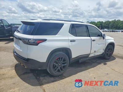 Trzecie zdjęcie samochodu z tyłu: 2020 CHEVROLET TRAVERSE PREMIER VIN:1GNERKKW0LJ301592 - miniatura