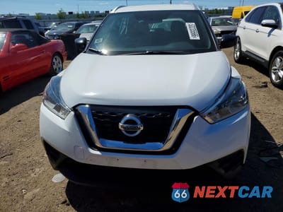 Piąte zdjęcie samochodu w środku: 2018 NISSAN KICKS S VIN:3N1CP5CU3JL531964 - miniatura