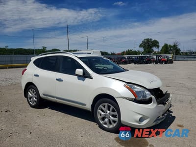 Czwarte zdjęcie samochodu z boku: 2013 NISSAN ROGUE S VIN:JN8AS5MV8DW107466 - miniatura