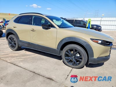 Czwarte zdjęcie samochodu z boku: 2025 MAZDA CX-30 CARBON TURBO VIN:3MVDMBXY4SM767880 - miniatura