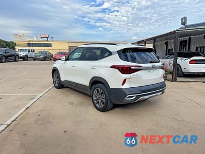Trzecie zdjęcie samochodu z tyłu: 2021 KIA SELTOS S VIN:KNDEU2AA8M7105850 - miniatura