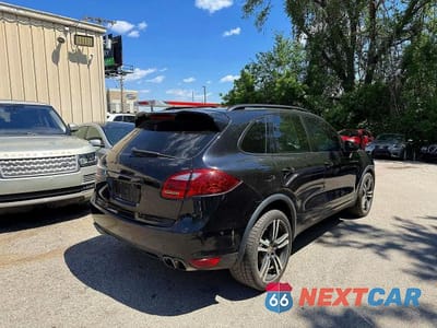 Czwarte zdjęcie samochodu z boku: 2012 PORSCHE CAYENNE S VIN:WP1AB2A23CLA45610 - miniatura