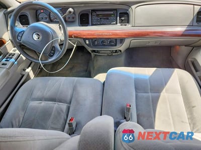 Zdjęcie 8 z 12 samochodu: 2004 MERCURY GRAND MARQUIS GS VIN:2MEFM74W24X623826 - miniatura