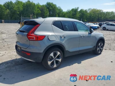 Trzecie zdjęcie samochodu z tyłu: 2025 VOLVO XC40 PLUS VIN:YV4L12UE7S2599978 - miniatura