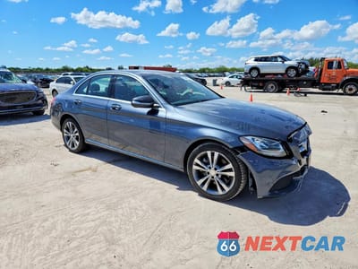 Czwarte zdjęcie samochodu z boku: 2015 MERCEDES-BENZ C 300 VIN:55SWF4JB2FU044736 - miniatura
