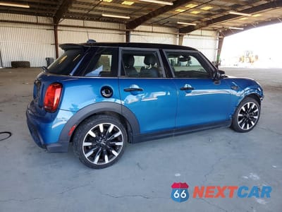 Trzecie zdjęcie samochodu z tyłu: 2022 MINI COOPER S VIN:WMW53DK02N2P87124 - miniatura