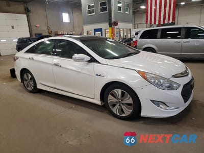 Czwarte zdjęcie samochodu z boku: 2013 HYUNDAI SONATA HYBRID VIN:KMHEC4A40DA050978 - miniatura