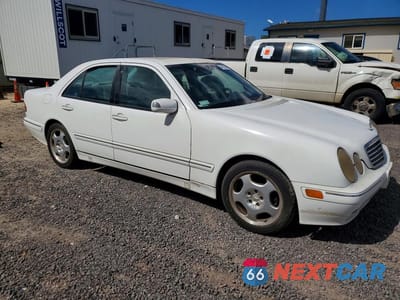 Czwarte zdjęcie samochodu z boku: 2000 MERCEDES-BENZ E 430 VIN:WDBJF70J0YB034491 - miniatura