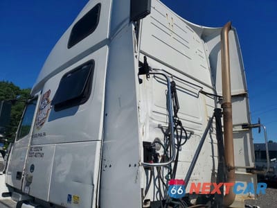 Zdjęcie 9 z 10 samochodu: 2015 VOLVO VNL SEMI TRUCK VIN:4V4NC9EH8FN919826 - miniatura