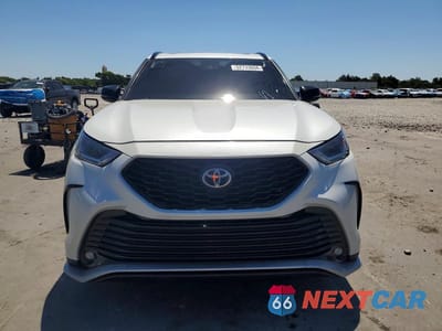 Piąte zdjęcie samochodu w środku: 2022 TOYOTA HIGHLANDER XSE VIN:5TDLZRAH8NS132598 - miniatura