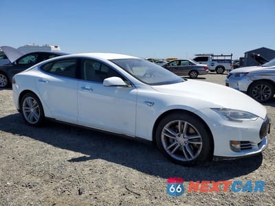 Czwarte zdjęcie samochodu z boku: 2014 TESLA MODEL S VIN:5YJSA1S16EFP49380 - miniatura