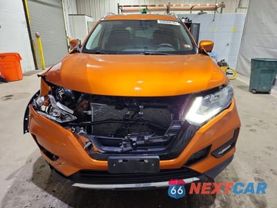 Piąte zdjęcie samochodu w środku: 2018 NISSAN ROGUE SV VIN:5N1AT2MV9JC758203 - miniatura