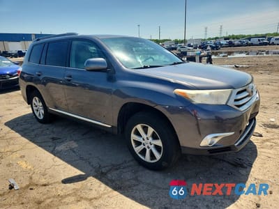 Czwarte zdjęcie samochodu z boku: 2011 TOYOTA HIGHLANDER BASE VIN:5TDBK3EH8BS041799 - miniatura
