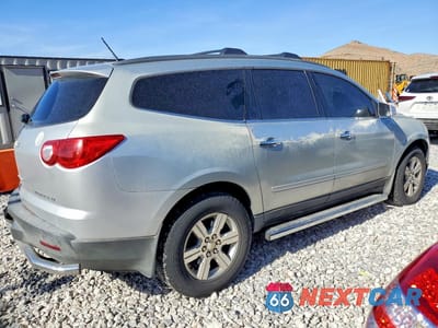 Trzecie zdjęcie samochodu z tyłu: 2011 CHEVROLET TRAVERSE LT VIN:1GNKVGED8BJ179424 - miniatura