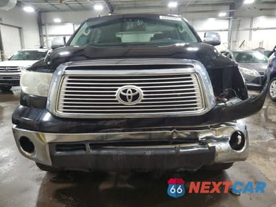 Piąte zdjęcie samochodu w środku: 2012 TOYOTA TUNDRA CREWMAX LIMITED VIN:5TFHY5F10CX263173 - miniatura