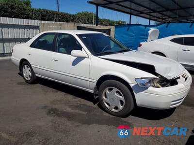 Czwarte zdjęcie samochodu z boku: 1999 TOYOTA CAMRY LE V6 VIN:4T1BF22K6XU076936 - miniatura