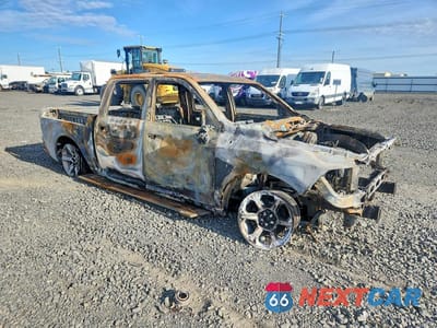 Czwarte zdjęcie samochodu z boku: 2013 RAM 1500 LARAMIE VIN:1C6RR7NT2DS507024 - miniatura