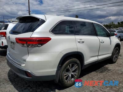 Trzecie zdjęcie samochodu z tyłu: 2019 TOYOTA HIGHLANDER LE VIN:5TDBZRFH7KS945222 - miniatura