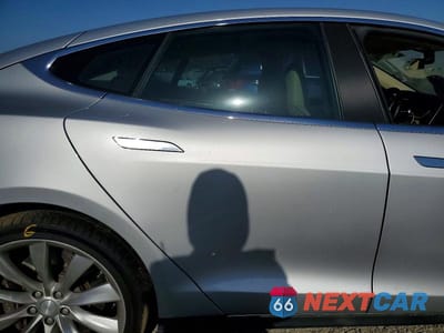 Zdjęcie 10 z 12 samochodu: 2013 TESLA MODEL S VIN:5YJSA1CP0DFP22306 - miniatura