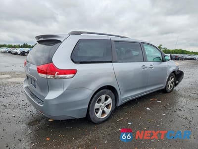 Trzecie zdjęcie samochodu z tyłu: 2013 TOYOTA SIENNA LE VIN:5TDKK3DCXDS390973 - miniatura
