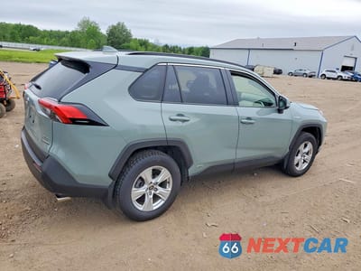 Trzecie zdjęcie samochodu z tyłu: 2021 TOYOTA RAV4 XLE VIN:JTMRWRFV9MD131990 - miniatura