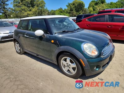 Czwarte zdjęcie samochodu z boku: 2010 MINI COOPER VIN:WMWMF3C51ATU78580 - miniatura