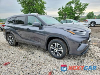 Czwarte zdjęcie samochodu z boku: 2023 TOYOTA HIGHLANDER XLE VIN:5TDKDRBH1PS009124 - miniatura