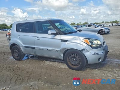Czwarte zdjęcie samochodu z boku: 2011 KIA SOUL + VIN:KNDJT2A21B7709019 - miniatura