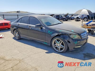 Czwarte zdjęcie samochodu z boku: 2011 MERCEDES-BENZ C 300 VIN:WDDGF5EB1BR137568 - miniatura