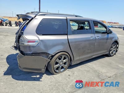Trzecie zdjęcie samochodu z tyłu: 2015 TOYOTA SIENNA SPORT VIN:5TDXK3DC4FS627028 - miniatura
