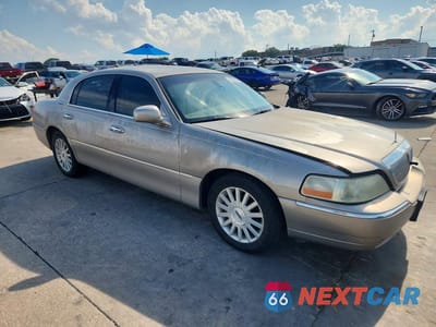 Czwarte zdjęcie samochodu z boku: 2003 LINCOLN TOWN CAR SIGNATURE VIN:1LNHM82W73Y617873 - miniatura