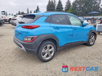 Trzecie zdjęcie samochodu z tyłu: 2022 HYUNDAI KONA SEL VIN:KM8K3CAB8NU885383 - miniatura