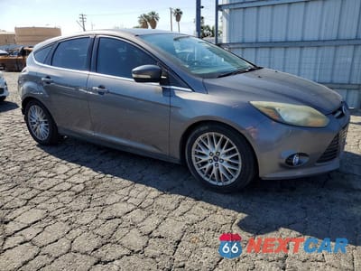 Czwarte zdjęcie samochodu z boku: 2014 FORD FOCUS TITANIUM VIN:1FADP3N21EL311957 - miniatura