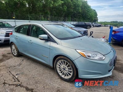 Czwarte zdjęcie samochodu z boku: 2014 FORD FOCUS BEV VIN:1FADP3R45EL259986 - miniatura