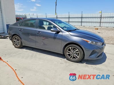 Czwarte zdjęcie samochodu z boku: 2023 KIA FORTE LXS VIN:3KPF24AD1PE590675 - miniatura