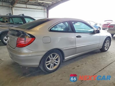 Trzecie zdjęcie samochodu z tyłu: 2002 MERCEDES-BENZ C 230K SPORT COUPE VIN:WDBRN47J12A214683 - miniatura