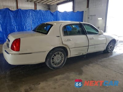 Trzecie zdjęcie samochodu z tyłu: 2006 LINCOLN TOWN CAR SIGNATURE LIMITED VIN:1LNHM82V16Y643025 - miniatura